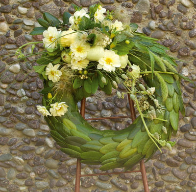 krans med blad og crem farge