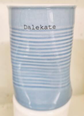 Dalekate, krus med lokal tekst Dalekate, krus med lokal tekst