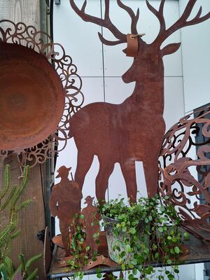 Moderne jerndekor. Her stilig hjort i stor størrelse Moderne jerndekor. Her stilig hjort i stor størrelse